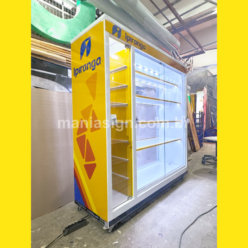 MÓVEL EXPOSITOR de PRODUTOS com PRATELEIRAS.